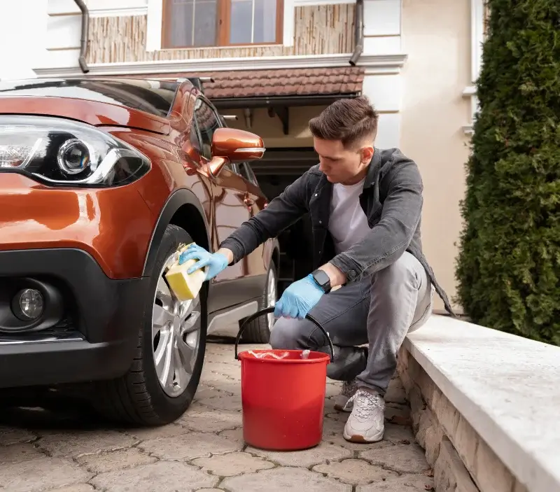Lavage auto à domicile Saint-Georges-Lagricol : professionnel intervenant sur un véhicule